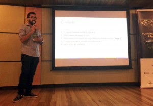 Raphael Rodrigues apresentando artigo sobre a Aplicação de um Modelo de Maturidade Ágil na empresa SoftDesign