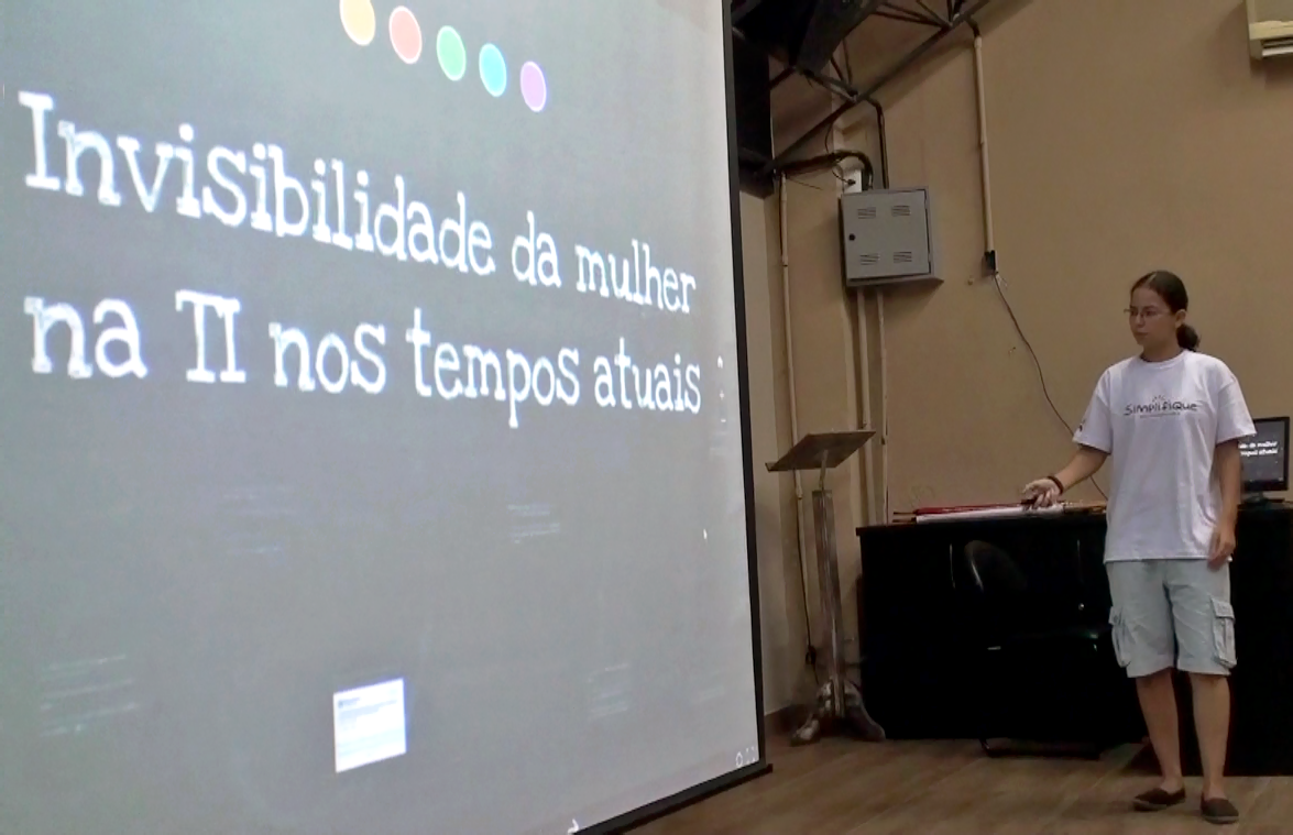 Programadora PHP da SoftDesign palestra sobre a profissional mulher na área de TI